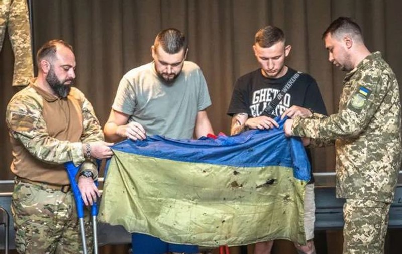 Steagul ucrainean care flutura deasupra uzinei Azovstal a fost dus la Muzeul Național de Istorie a Ucrainei