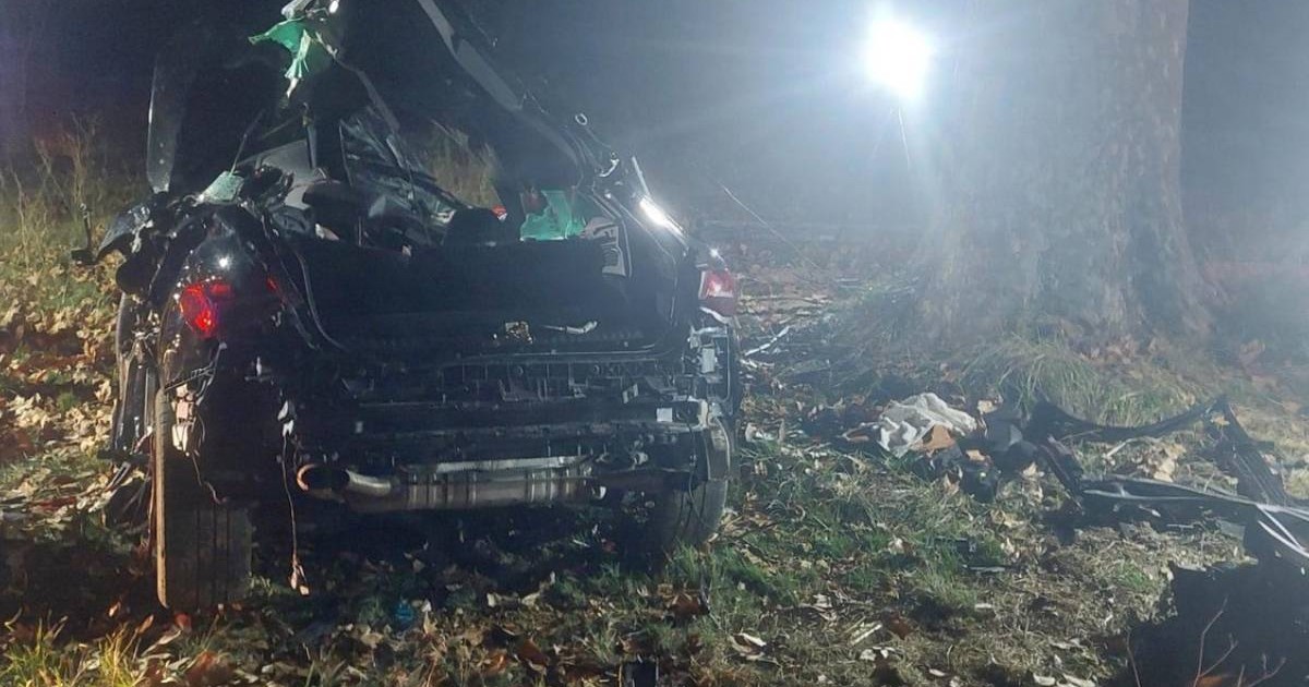 Imagini de noapte cu caroseria distrusa a unui autoturism Audi RS3 negru. In urma unui accident, masina a zburat peste un sens giratoriu si s-a izbit de niste copaci