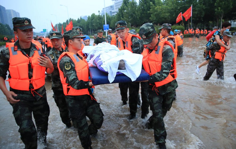 Imagini dramatice: O femeie din China a murit după ce și-a salvat copilul de o alunecare de teren