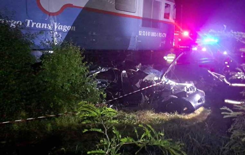 O fată de 15 ani a murit și alți patru tineri au fost răniți, după ce mașina în care se aflau a fost lovită de tren, în Teleorman