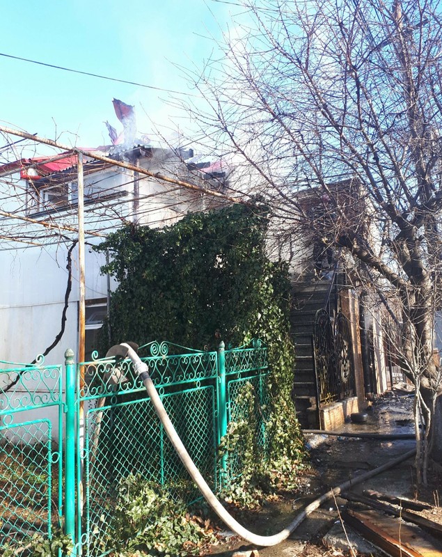 Explozie într-o casă din Eforie Sud, urmată de incendiu. O femeie de 67 de ani a suferit arsuri grave