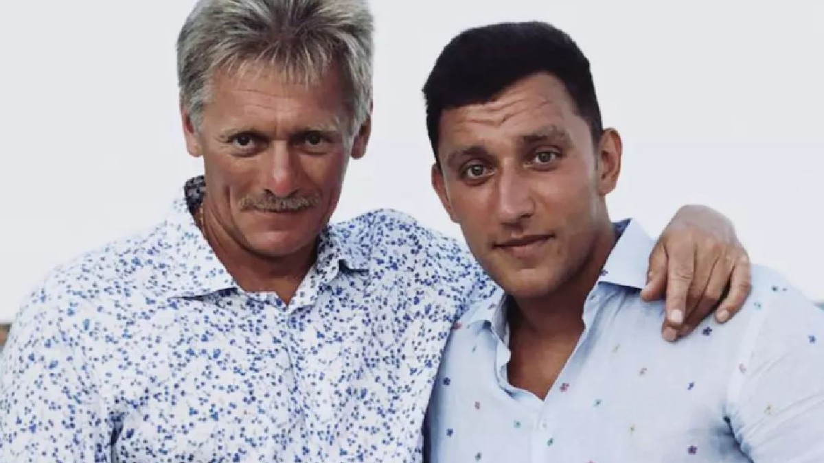 Dmitri și Nikolai Peskov, ținându-se după umeri
