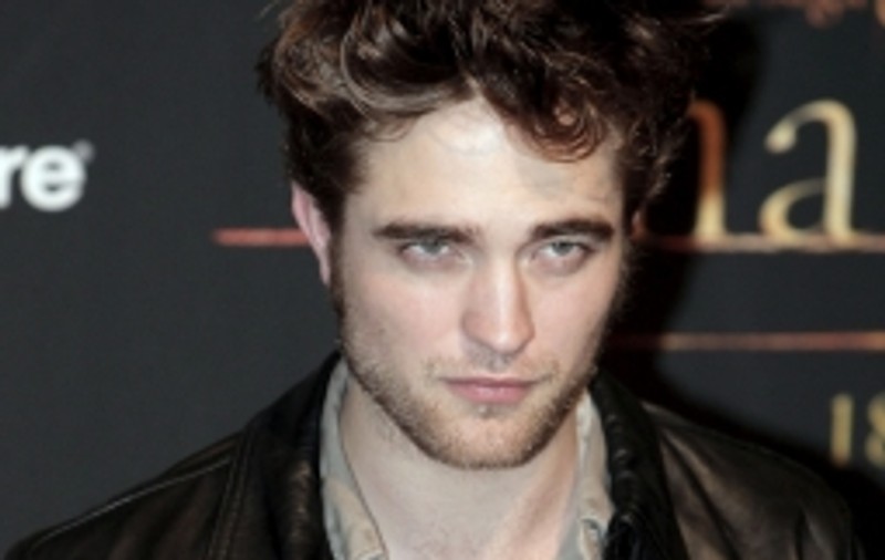 Robert Pattinson duce lipsă de prieteni şi nu are unde să stea
