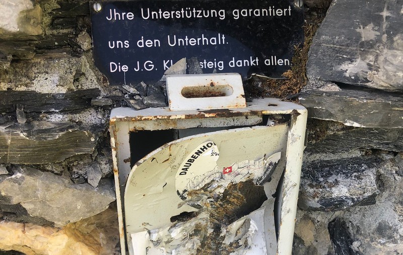 „Hoții-alpiniști” au spart cutia cu donații de pe un traseu dificil, la peste 2.350 de metri, în Elveția. Câți bani au furat