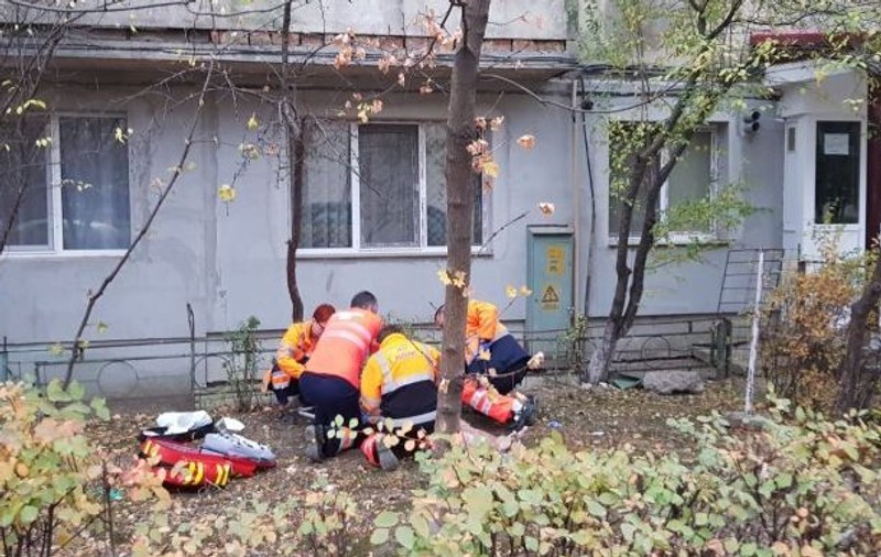 Un bărbat beat s-a aruncat de la etajul trei, doar în lenjerie intimă. Motivul pentru care a scăpat cu viață |VIDEO