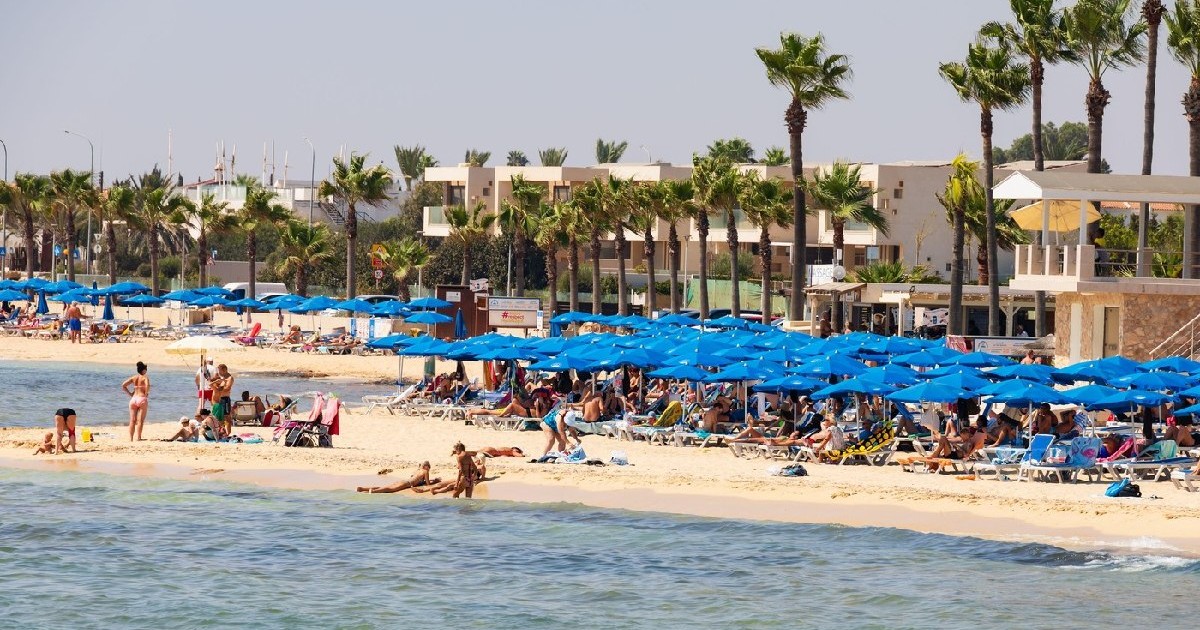 turiști care fac plajă și înoată pe plaja Agia Thekla, lângă Sotira și Agia Napa, Cipru.