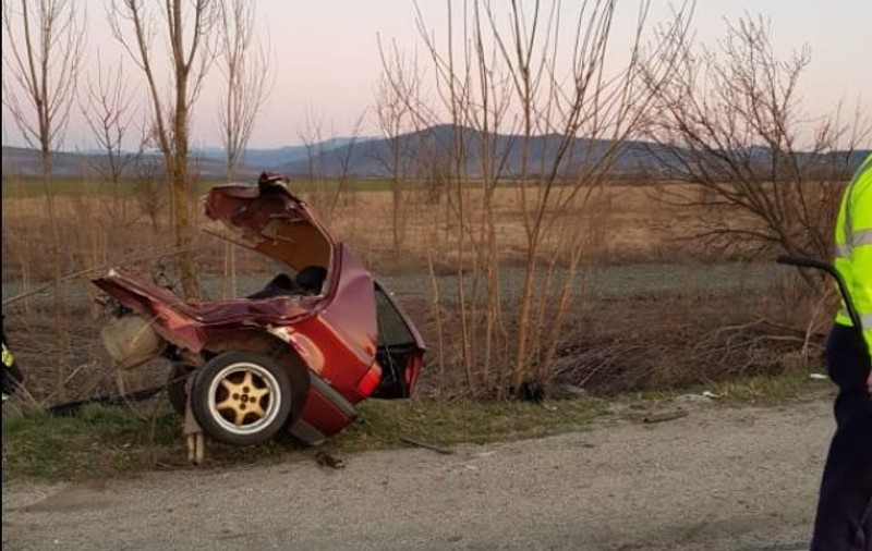 O persoană a murit și cinci au fost rănite, după impactul dintre o maşină şi un autocar pe un drum din Timiș