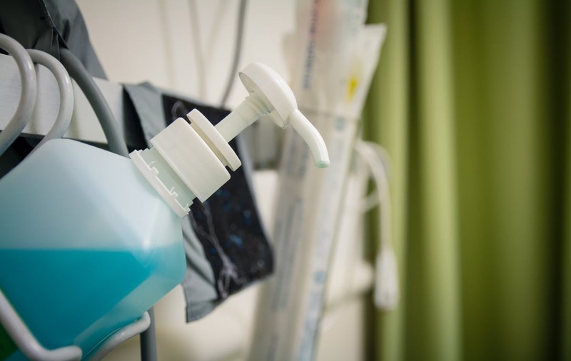 Antisepticele folosite în spitale ar putea favoriza apariția bacteriilor rezistente, arată un nou studiu