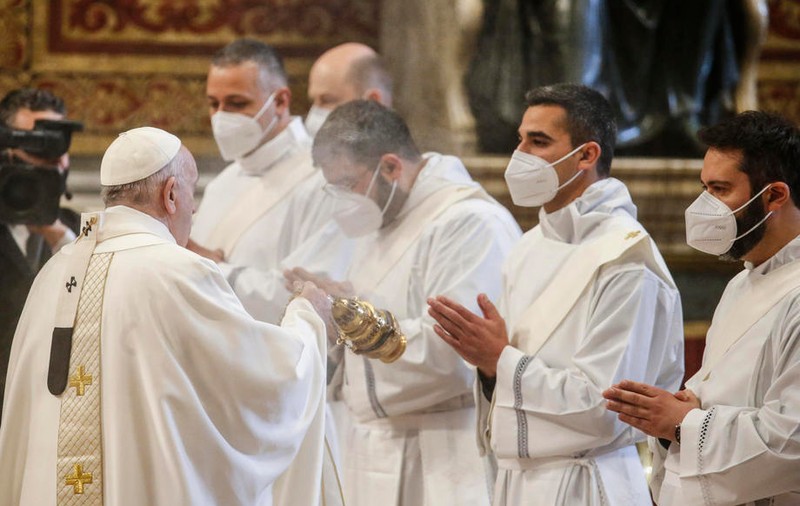 Cine este George Marius Bogdan, tânărul sfințit preot de Papa Francisc