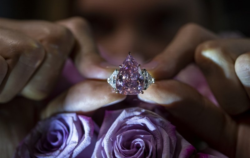 Diamantul roz uriaş „Fortune Pink”, vândut în doar patru minute pentru 28,6  milioane de euro