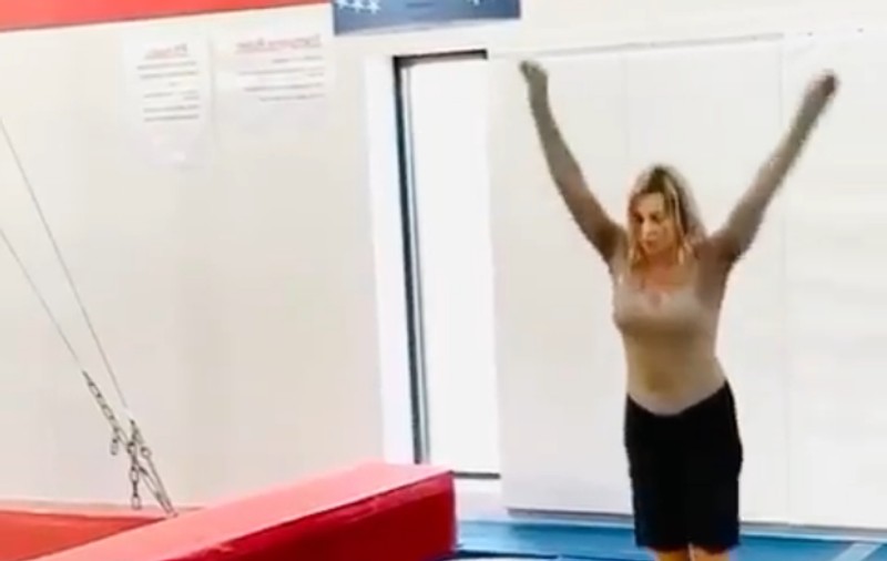 VIDEO | Cum se menține în formă Nadia Comăneci la 58 de ani. Face salturi uimitoare