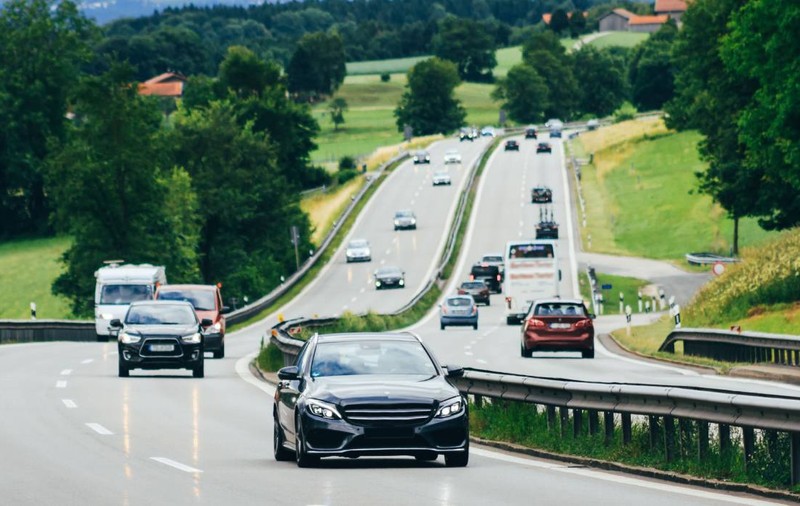 Șofer beat cu 220 km/h pe autostradă, pasagerul, mai beat, a blocat etilotestul când a suflat în el
