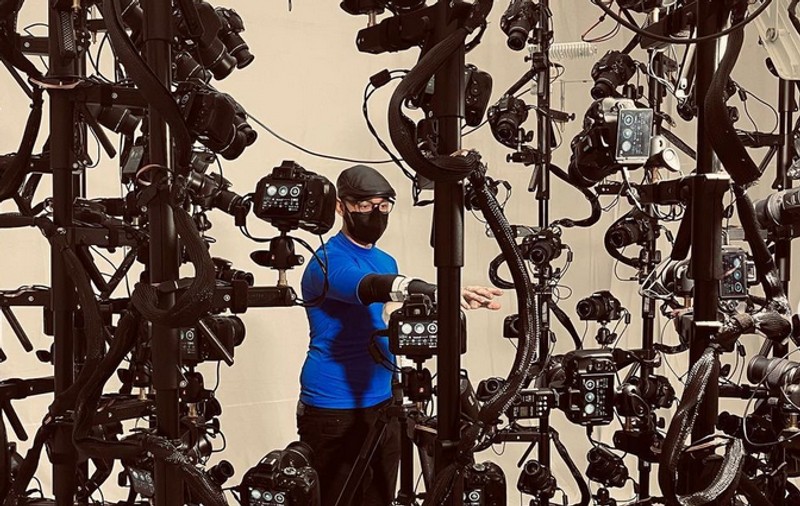 Românul Victor Dorobanțu, interviu în Vanity Fair despre rolul din serialul Wednesday. Cum a devenit „mâna” din producția care a stabilit un nou record Netflix – VIDEO