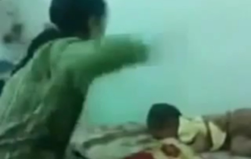 ŞOCANT! Bebeluş de doar 10 luni, bătut cu cruzime de mamă! | VIDEO 