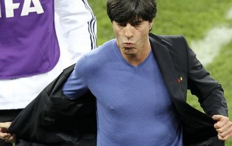Puloverul lui Joachim Low, cumpărat cu un milion de euro