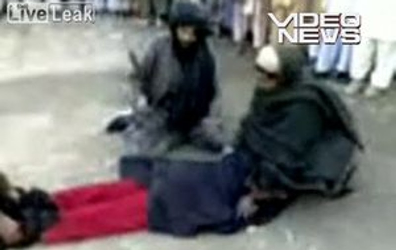 O adolescentă din Pakistan, biciuită fără milă / video
