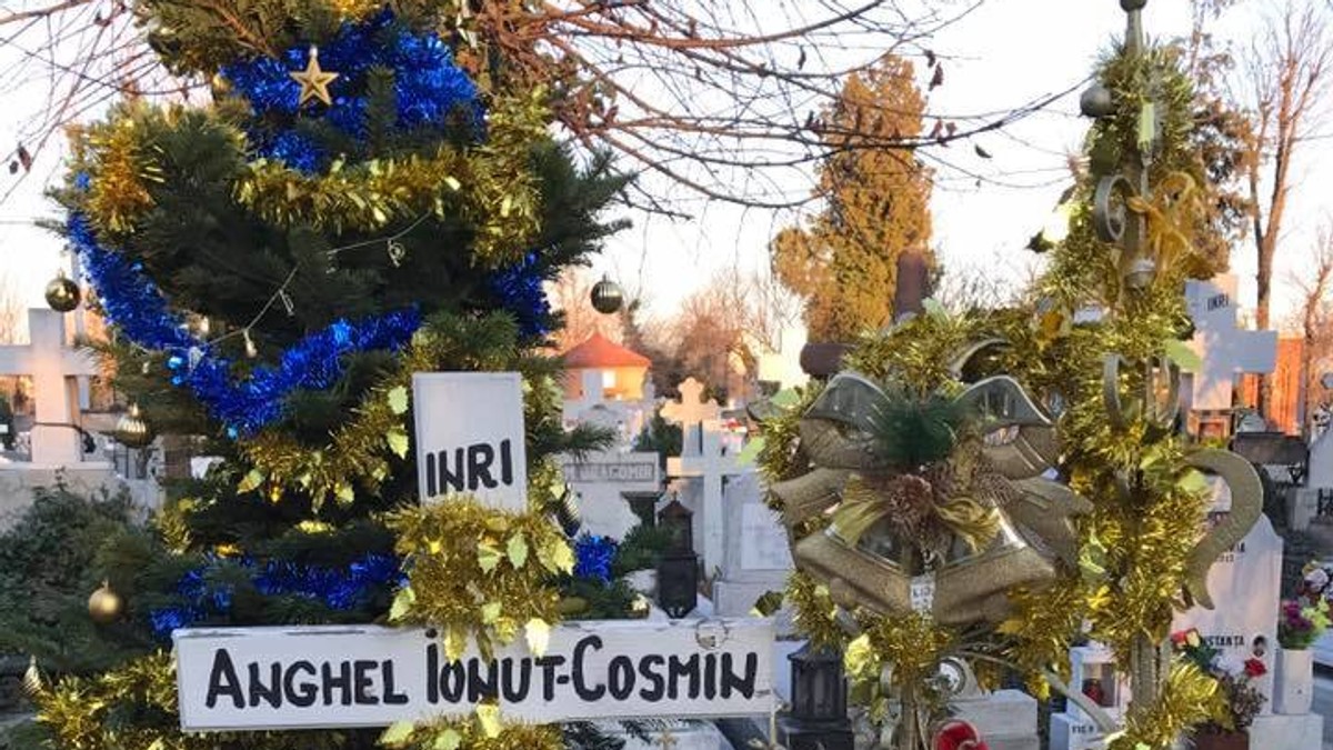 Mormântul lui Ionuț Anghel a fost împodobit cu globuri și beteală