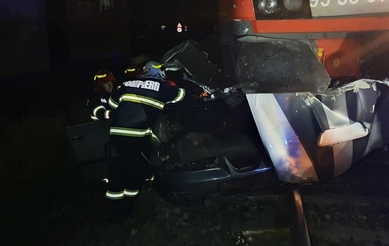Un tânăr din Satu Mare a murit după ce mașina în care se afla a intrat sub locomotiva unui tren. Alte două persoane rănite