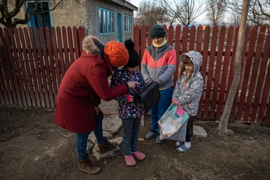 Alexandra o ajută pe Ştefania să descarce o aplicaţie pe tabletă