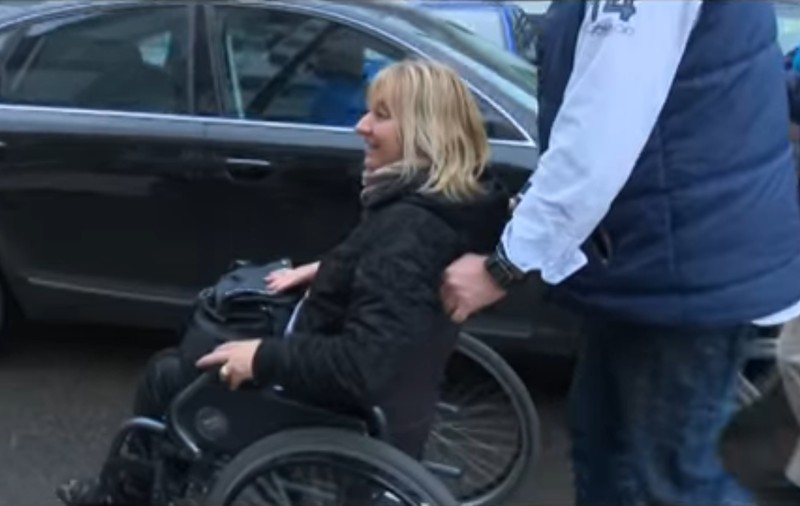 Femeia în scaun cu rotile, care l-a salvat pe Jean Pădureanu să nu ajungă în stradă, explică gestul pe care l-a făcut / VIDEO