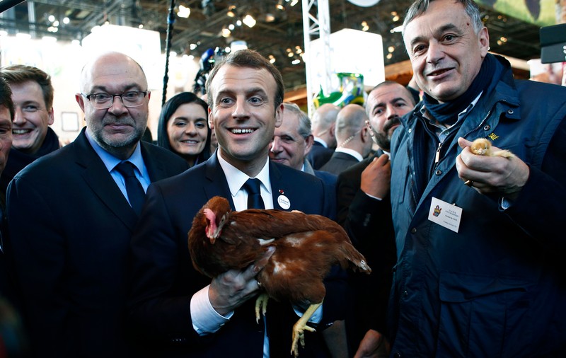 Emmanuel Macron s-a întors la Elysee cu o găină de la Târgul Fermierilor francezi