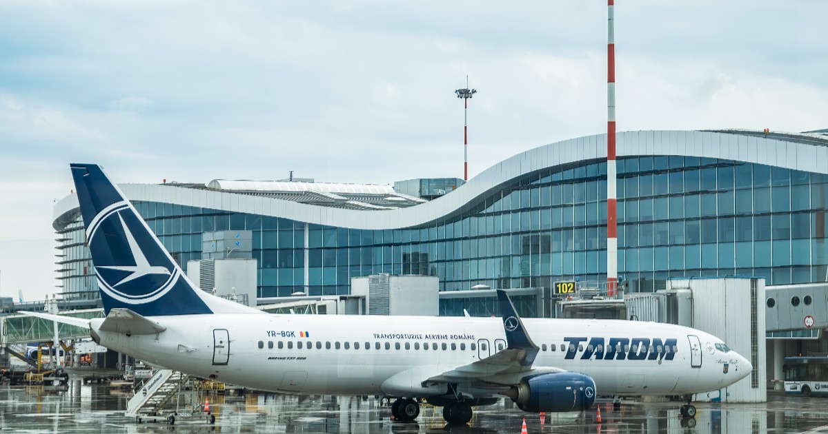 Un avion TAROM la aeroportul Otopeni din București, este oprit la burduf, pe unde se îmbarcă pasagerii