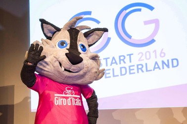 epa05132043 Mascot Lupo Wolfie poses for photographers during the presentation of the 2016 Giro d'Italia cycling tour in Nijmegen, Netherlands, 28 January 2016. The 99th edition of the Giro d'Italia will take place from 06 May until 29 May 2016. EPA/VINCENT JANNINK