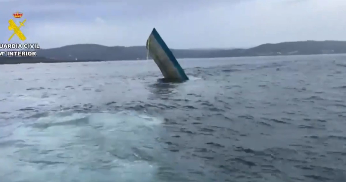 Un narco-submarin s-a rupt în două în timp ce era remorcat, în Spania.