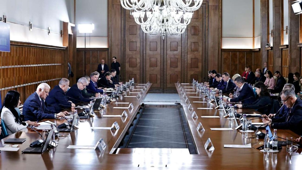În acest moment, după demisia premierului Marcel Ciolacu, ședințele de Guvern sunt conduse de interimarul Cătălin Predoiu