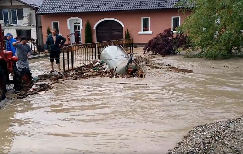 Cod portocaliu şi Cod galben de inundaţii pe râuri din 5 judeţe, până la miezul nopții