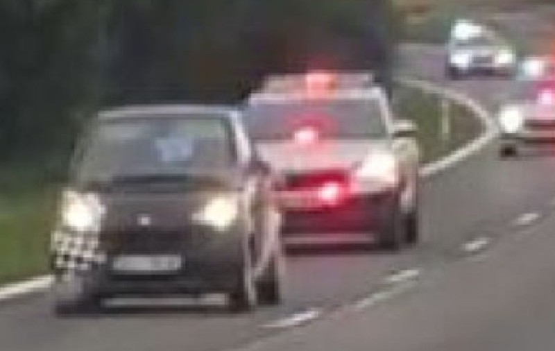 5 echipaje de poliție urmăresc șoferul de 17 ani al unui Smart, în Cehia: „Ca-n Need for Speed. L-au bușit ca să-l oprească” | VIDEO