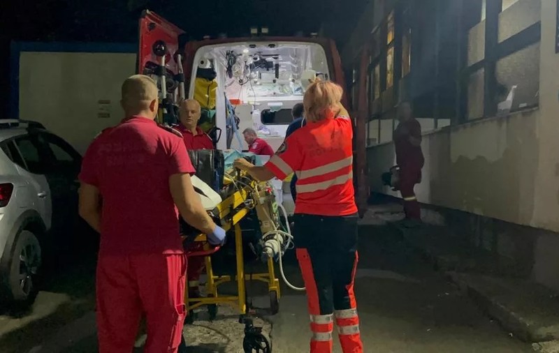 Copilul care a supraviețuit după ce mama lui s-a aruncat cu el și cu fratele lui de la fereastra unui hotel este aproape de moarte cerebrală, spun medicii