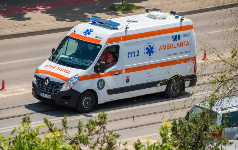Ambulanțele din România au și 20 de ani vechime. O ambulanță din Vaslui a luat foc din cauza uzurii