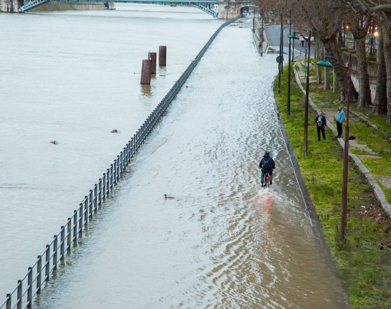 Imagini de coșmar pentru parizieni, după ce nivelul fluviului Sena a crescut alarmant