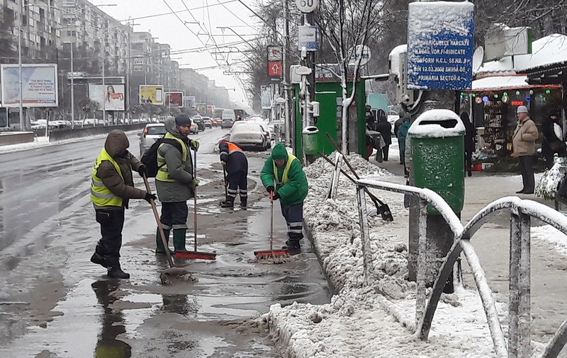 Val de frig în România, în timp ce experții avertizează că temperaturile scăzute grăbesc extinderea epidemiei COVID-19