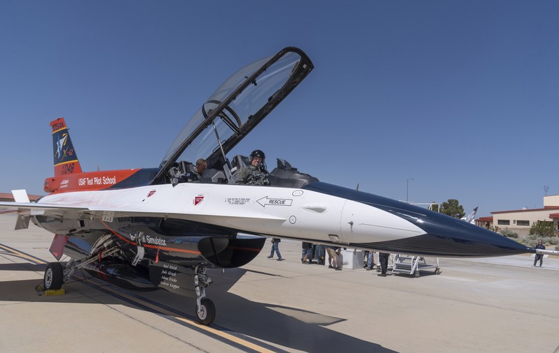 Zbor istoric cu un avion de luptă F-16 controlat de inteligență artificială. Ce însemnătate are pentru un război
