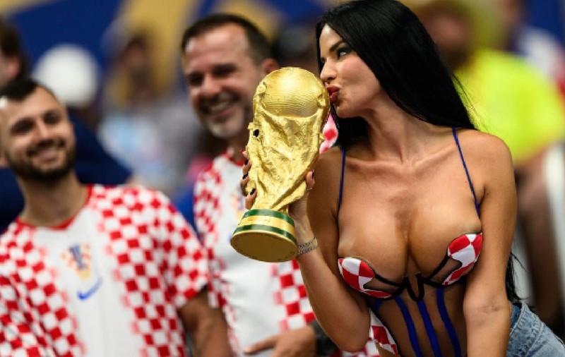 „Cea mai sexy fană din lume” a reapărut la Campionatul Mondial de Fotbal 2026. Cine este „Knöll Doll”