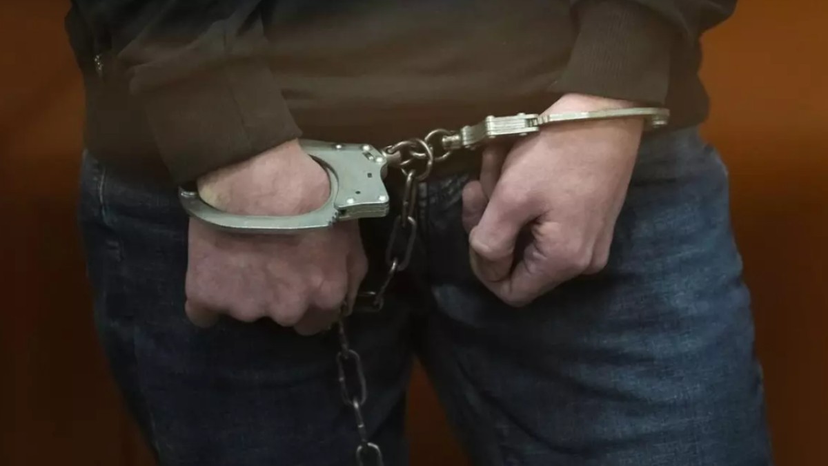 Un bărbat cu cătușe la mâini