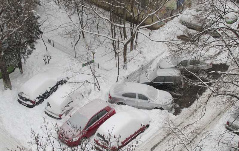 INCREDIBIL! Iată ce a făcut un bucureştean cu zăpada de pe locurile de parcare ale vecinilor săi! | FOTO