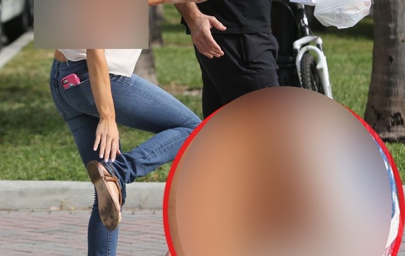 NU A FOST ATENTĂ şi I-A IEŞIT SFÂRCUL DIN BLUZĂ! Dar un alt DETALIU INESTETIC A ATRAS ATENŢIA