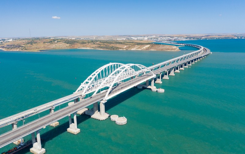 Va bombarda oare Kievul podul lui Putin din strâmtoarea Kerci? Are 18 kilometri lungime