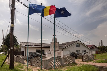 Un monument din centrul satului Deveselu