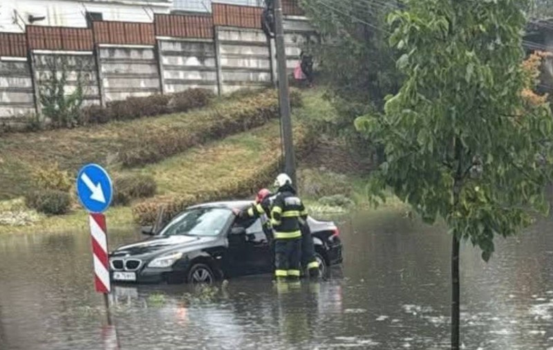 Ploaie torențială cu grindină mică și rafale de vânt în Bihor. Meteorologii anunță că se pot acumula până la 25 l/mp