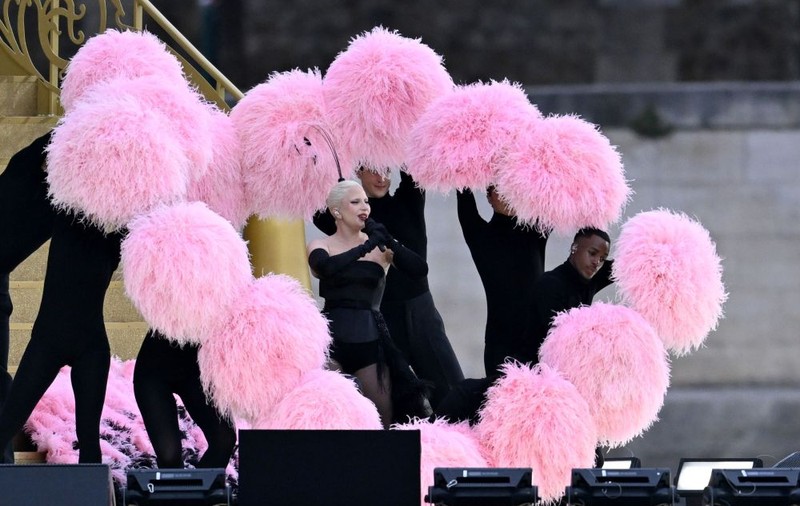 Un dansator a căzut pe scenă în timp ce Lady Gaga cânta la ceremonia de deschidere a Jocurilor Olimpice 2024 de la Paris