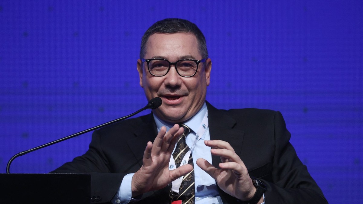 Victor Ponta, candidat independent la alegerile prezidențiale, vorbește la microfon și explică cu mâinile