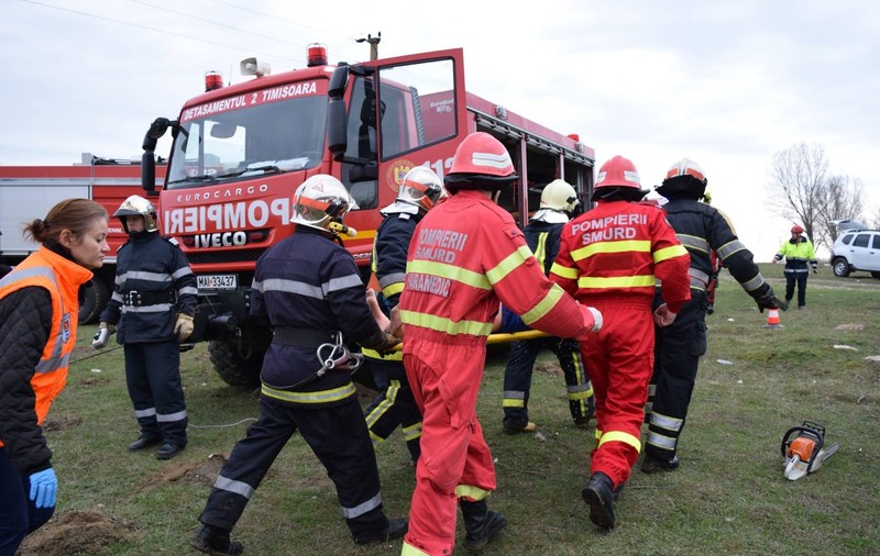 Un bărbat care lucra în grădină și-a tăiat picioarele într-un utilaj agricol, în Timiș