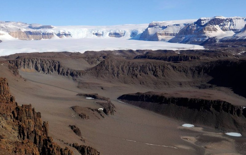 Lacul misterios din Antarctica unde apa nu îngheață nici la -50°C, se face sirop și ar putea ascunde secretul apei de pe Marte
