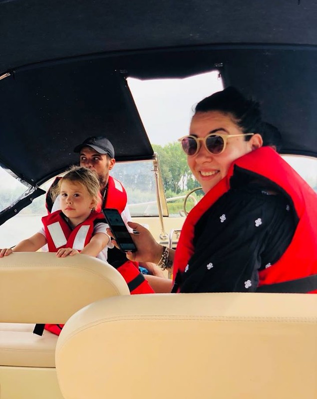 Oana Roman, vacanță în Deltă cu familia. "Am venit ca să-i arătăm Isei frumusețile României" | FOTO