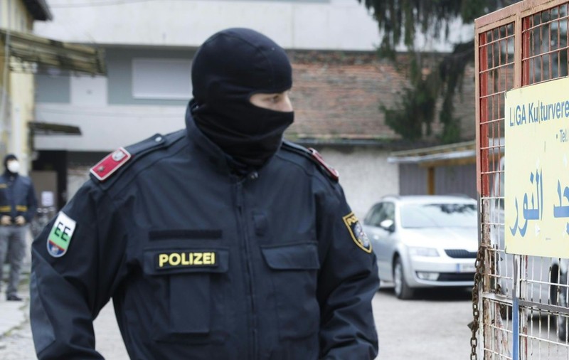 Razie la nivel internațional. Sute de infractori, prinși cu o aplicație criptată, controlată de FBI