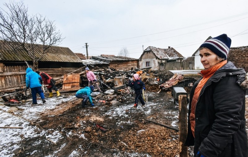 O familie din Sibiu a rămas pe drumuri, în prag de sărbători. 12 suflete se înghesuie într-o odaie, după ce casa lor s-a făcut scrum în ajun de Sfântul Nicolae